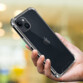 iPhone 13 / 14 noir avec étui de protection transparent tenu en main par une personne en extérieur
