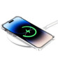 Chargement sans fil d'un iPhone avec coque MagSafe en cours sur une station de chargement à induction