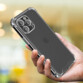 iPhone 16 Pro Max noir avec étui de protection transparent tenu en main par une personne en extérieur