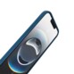 Vue de biais côté gauche d'un iPhone à l'écran allumé protégé par un étui souple coloris bleu