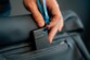 Disque dur SSD Pocket Verbatim avec porte-clés glissé dans la poche d'un sac