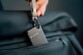 Disque dur SSD Pocket Verbatim avec porte-clés glissé dans la poche d'un sac