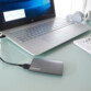 Mise en situation du boîtier de stockage SSD branché par câble USB noir à un PC portable allumé