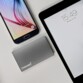Disque SSD 3823450 anthracite Intenso à côté d'un iPad et d'un iPhone allumés