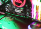 Carte PCIe SSD 512 Go mise en place dans la configuration d'un PC gaming avec LED multicolores