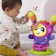 Bébé avec DJ le robot danseur à rebond
