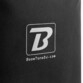 Zoom sur le logo de la marque BoomToneDJ imprimé en blanc sur la housse en nylon