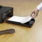 Remplissage du bac papier à une main avec une ramette de papier A4