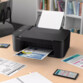 Mise en situation de l'imprimante scanner copieur 3 en 1 Canon PIXMA TS3751i sur un bureau entouré de plusieurs feuilles volantes