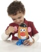 Enfant assemble des pièces de Monsieur Patate
