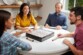 4 personnes s'affrontent à une partie de Scrabble avec plateau rotatif
