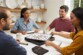 4 personnes jouent au Scrabble 75ème anniversaire