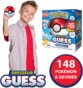 Jeune garçon souriant avec la pokéball du jeu de devinettes Pokémon Dresseur Guess 148 Pokémon édition Prestige dans sa main droite