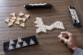 Partie de Triominos en cours sur table en bois avec tuiles triangulaires et main du joueur