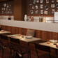 Mise en situation des lampes de table à batterie rechargeable sur des tables d'un restaurant à la décoration moderne familiale chaleureuse à l'éclairage blanc chaud