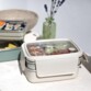 Mise en situation de la conservation d'aliments dans la boîte repas double Livoo à côté de bacs remplis d'aliments et d'un vase rempli de fleurs