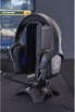 Micro-casque filaire Korp Cobalt coloris noir pour gamer posé sur support sur un bureau à côté d'un PC gaming