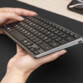 Prise en main du clavier AZERTY fin et compact coloris gris et noir pour PC Windows