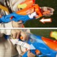 Enfant chargeant une fléchette dans un blaster Nerf