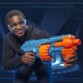 Garçon s'amuse avec un blaster Nerf Elite 2.0