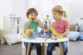 Enfants s'ammusent avec aire de jeux Playmobil 1.2.3 