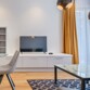 Installation du décodeur SAT sur un meuble TV dans un intérieur moderne