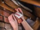 Fixation par cordon du répulsif inoffensif pour rongeurs sur une poutre en bois