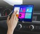 Contrôle de la tablette à une main sur son écran tactile depuis le siège conducteur
