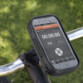 Coque étanche avec téléphone portable à l'intérieur fixé au guidon d'un vélo en extérieur
