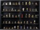 Vitrine suspendue coloris noir avec fioles de liquides exposées à l'intérieur