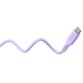 Câble de charge en silicone violet formant une courbe ondulée avec connecteur USB-C embossé