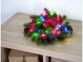 Ornement de Noël en branches de sapin avec guirlande colorée éclairant et donnant vie à la décoration