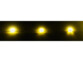 Section de câble d'une guirlande à LED blanc chaud allumée dans le noir d'une lumière jaunâtre