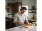 Casque stéréo sans fil avec processeur de signal numérique en faisant la cuisine.