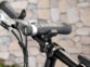 lampe de vélo avec fixation guidon et fonction enceinte nomade bluetooth avec lecteur mp3 micro sd auvisio