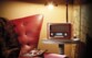 Radio rétro avec qualité sonore numérique dans un salon sur un guéridon