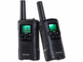 2 talkies-walkies noirs posés l'un contre l'autre avec écran LCD rétroéclairé allumé, boutons de commande, haut-parleur et logo Simvalley Communications sur la face avant et antenne sur le dessus