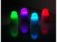 Ensemble de 4 bougies LED factices allumées en 4 couleurs différentes (vert, violet, bleu et rouge) sur fond noir en miroir