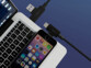 PC portable branché par port USB-C à un iPhone avec port Lightning via le câble USB-A/USB-C vers USB-C/Lightning de la marque Callstel