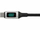 Zoom sur le connecteur USB-C avec écran numérique LED du cordon USB-C affichant 100 W PD en bleu cyan