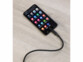 Smartphone allumé et branché à un câble USB coloris noir