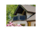Balcon d'une maison de campagne équipé de deux modules solaires monocristallins 150 W suspendus au garde-corps