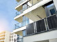 3 panneaux solaires avec cadre en aluminium installés sur le balcon d'un immeuble moderne