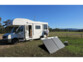 Panneau solaire pliable 100W avec cellules solaires monocristallines SPL-210 mise en situation avec un camping car