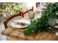 Mise en situation de la guirlande sur une table avec une branche de sapin