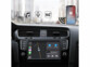 Mise en situation d'un autoradio connecté à l'application Apple Car Play avec logo de localisation, de musique, de microphone et connectivité 5G