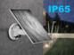 Panneau solaire étanche installé sur le mur gris d'un maison moderne en extérieur par temps de pluie avec indice de protection IP65 annoté