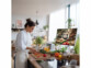 Écran nomade tactile connecté Full HD 23,8" dans une cuisine avec une cheffe qui prépare un repas