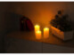 3 bougies LED blanc chaud télécommandées avec luminosité variable et minuterie allumées de nuit sur un meuble