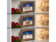 Mise en situation des trois cadres décoratifs et festifs sur le thème de Noël placés chacun sur une étagère blanche en bois à côté de boules de noël rouges et d'une guirlande allumée d'une lumière blanc chaud